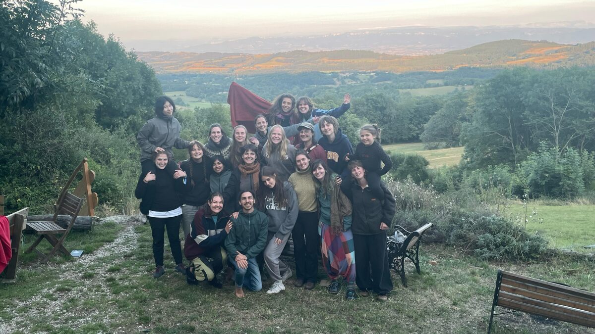 Eine Gruppe von rund 20 Personen steht für ein Gruppenfoto zusammen auf einem Hügel in Frankreich. Sie nehmen am Jugendaustausch SOLACE teil. EuroYouth Germany.